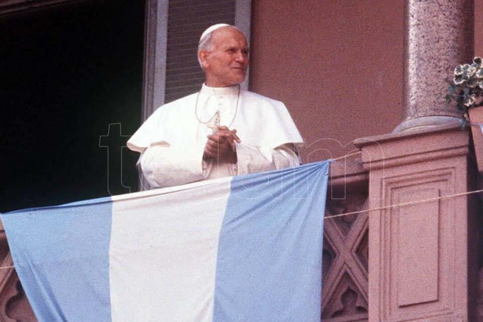 En 1982 Juan Pablo II llega a la Argentina, en lo que representa la primera visita de un papa al país.  (Fuente: Télam)