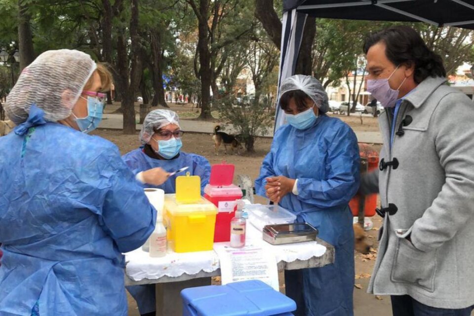 Sáenz en el centro de vacunación que se montó en la plaza Alvarado. 