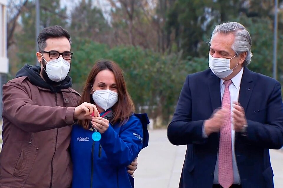 El presidente Alberto Fernández encabezó en el partido bonaerense de San Martín, la entrega de la vivienda número 10 mil del programa Casa Propia.