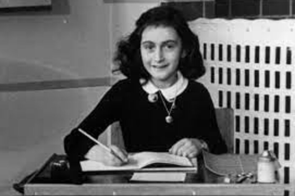 En 1929 nace Ana Frank en Fráncfort del Meno. Se escondió en 1942 de los nazis durante la ocupación de los Países Bajos. Fue descubierta 2 años después. En 1945, murió en el campo de concentración de Bergen-Belsen.