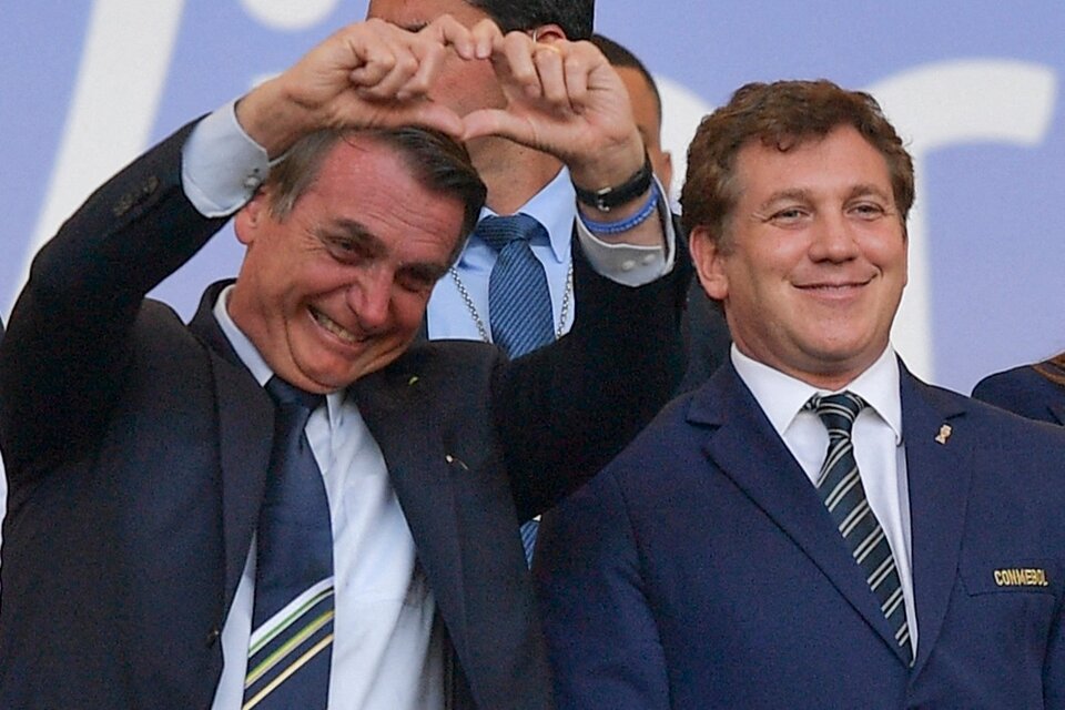 Jair Bolsonaro junto a Alejandro Domíguez, de la Conmebol. (Fuente: AFP)