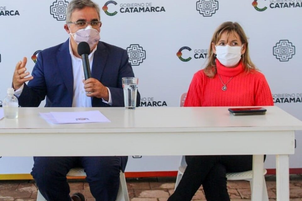 Raúl Jalil y la ministra de Salud, Claudia Palladino.