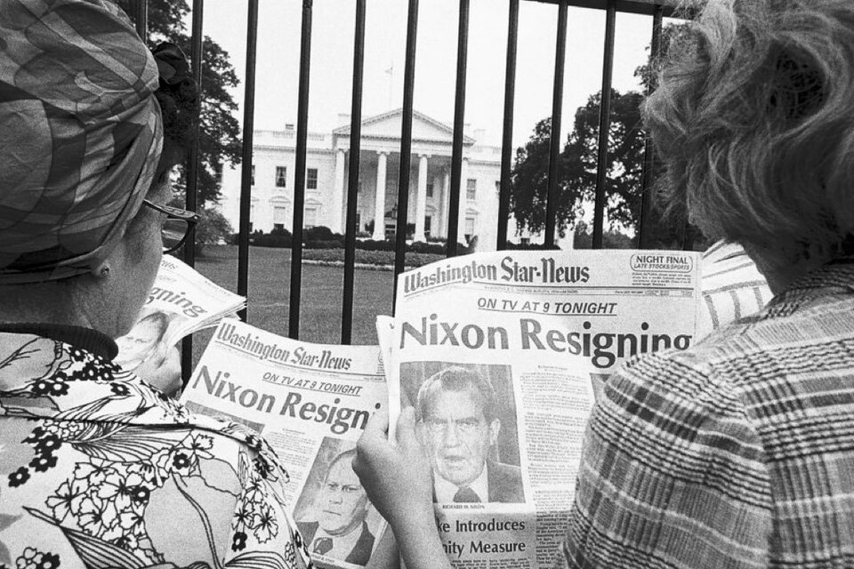 En 1972 comienza el histórico escándalo Watergate, cuando cinco hombres son detenidos mientras instalan micrófonos en las oficinas del Partido Demócrata.