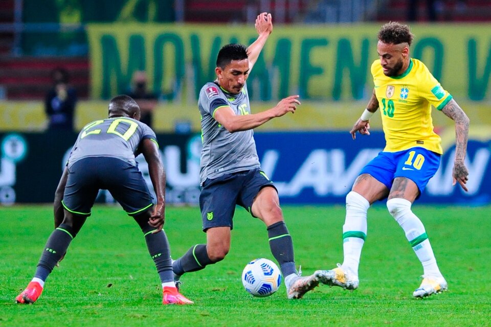 Neymar, marcado por Mena y Méndez. Ganó Brasil y puntea solo. (Fuente: EFE)