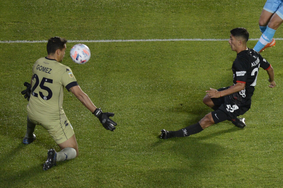 El primer gol de los campeones (Fuente: Fotobaires)