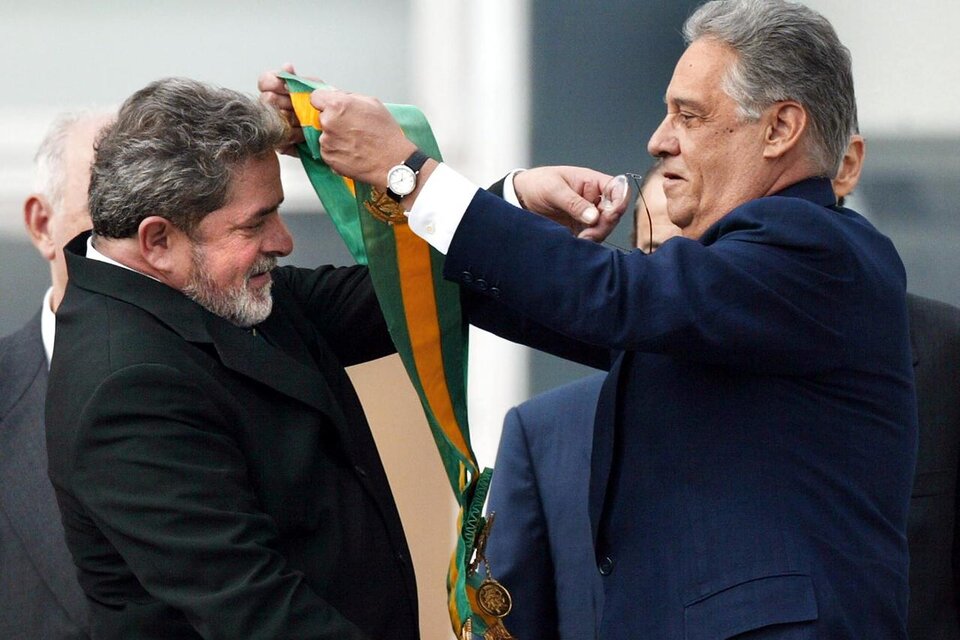 Cardoso le pasa la banda a Lula en 2003: enntre ambos gobernaron Brasil por 16 años.  (Fuente: NA)