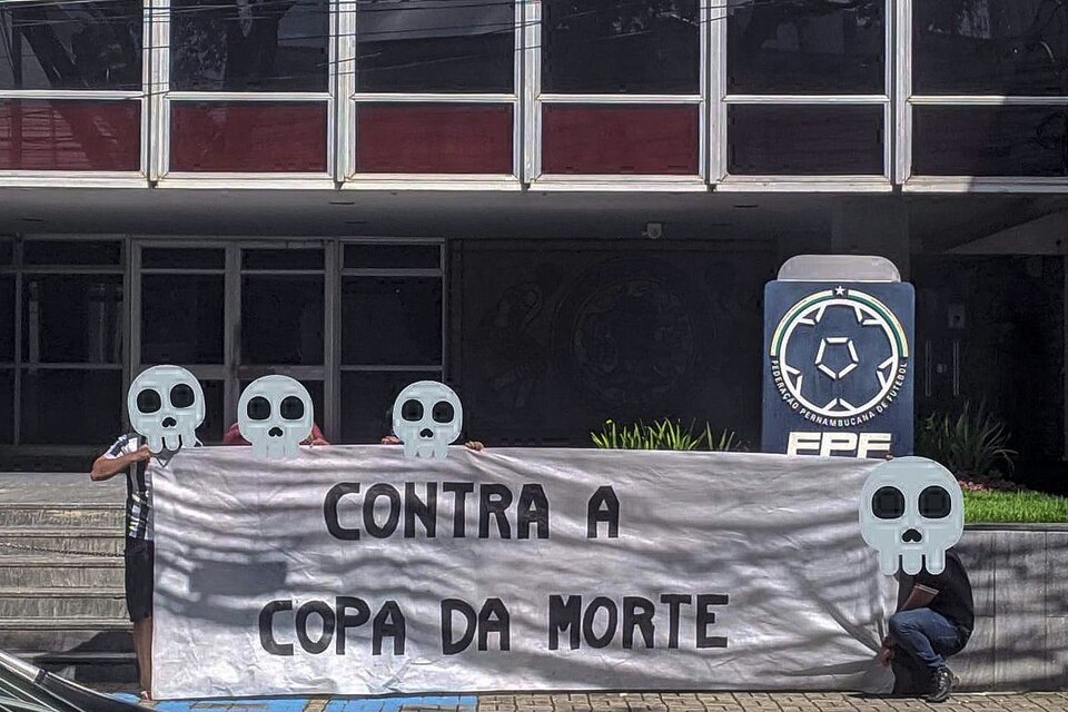 Protestas frente a la sede de Federación de Pernambuco, que no aceptó recibir partidos de la Copa América