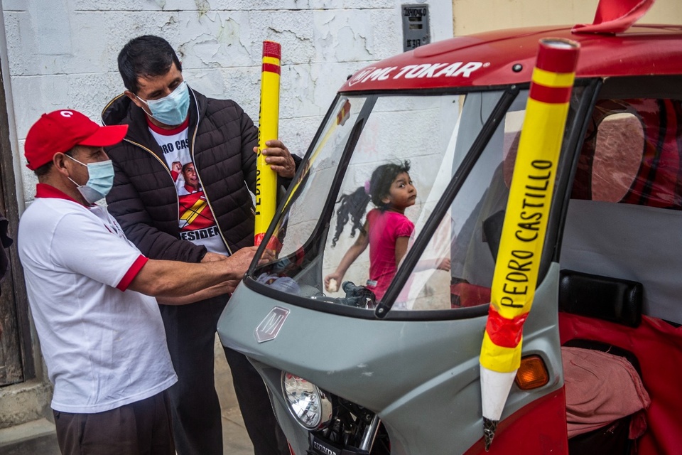 El lápiz, simbolo de la campaña de Castillo, de recorrida en Tacabamba, departamento de Cajamarca. (Fuente: AFP)