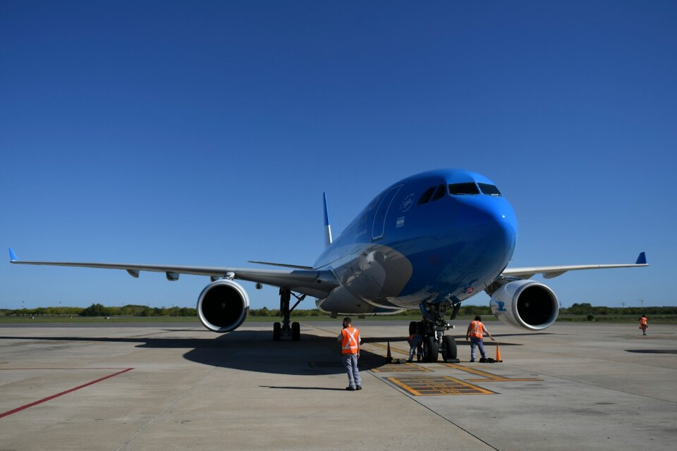 En la madrugada del lunes sale el 24º avión de Aerolíneas en busca de vacunas contra el coronavirus. (Fuente: NA)