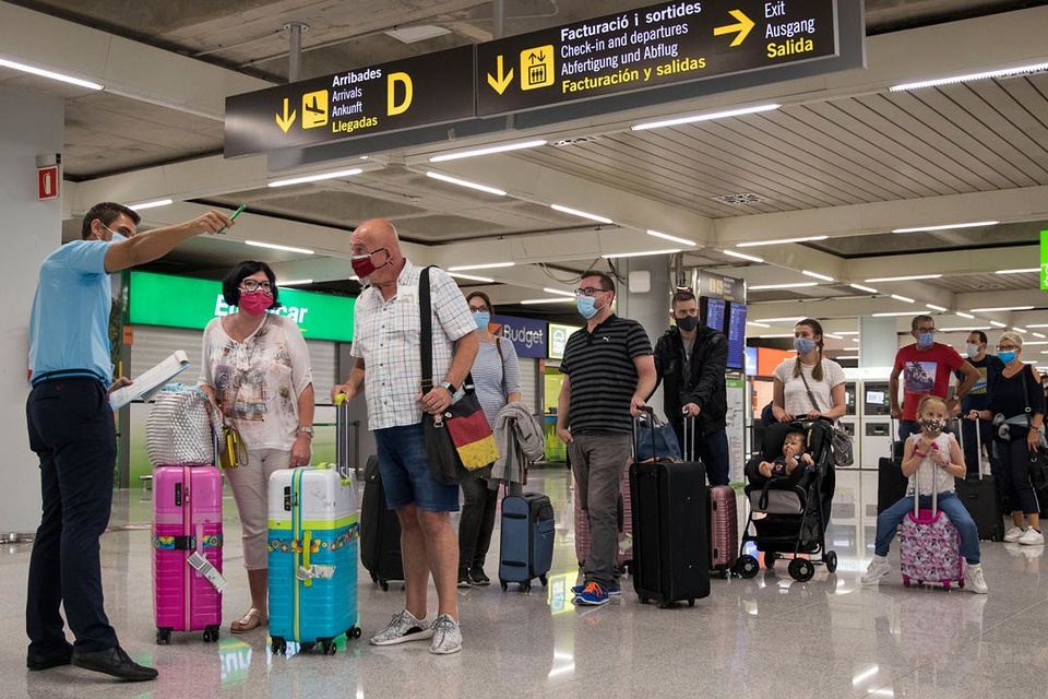 Los verdaderos requisitos para viajar a España. (Fuente: AFP)
