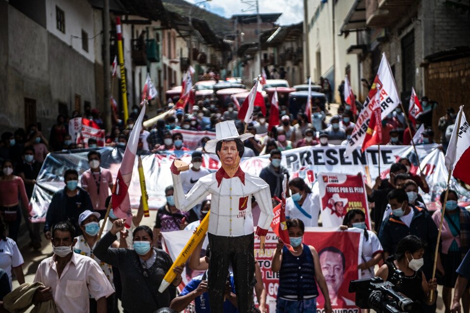 https://images.pagina12.com.ar/styles/focal_3_2_960x640/public/2021-06/168483-simpatizantes-20castillo-20afp.jpeg?itok=NFmrqhX7