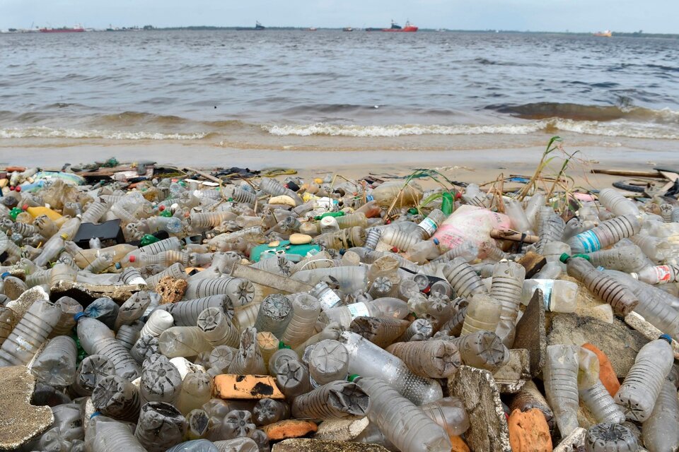 Para el 2050 existirán 12 mil millones de toneladas de desechos plásticos en vertederos y océanos. (Fuente: AFP)