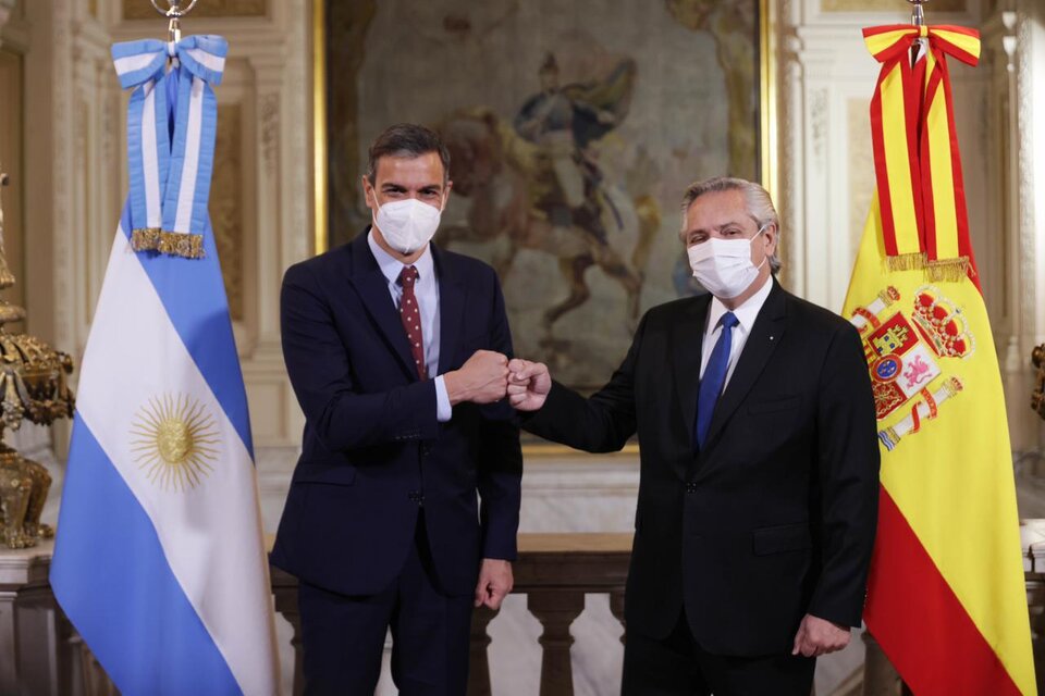 El presidente Alberto Fernández recibió en Casa Rosada a su par español, Pedro Sánchez, que ingresó a la casa de gobierno por el salón de los Bustos pasadas las 10.30.