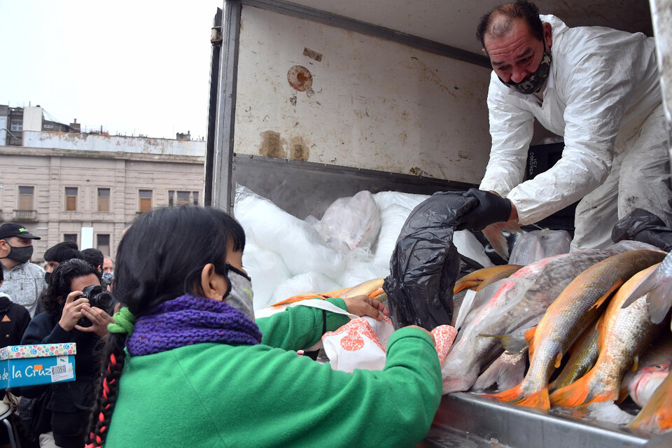 Con una feria frente al Congreso, pescadores artesanales organizados en la Unión de Trabajadores de la Economía Popular ofrecieron 12 toneladas de pescado fresco a 100 pesos el kilo, del productor al consumidor . (Fuente: Télam)