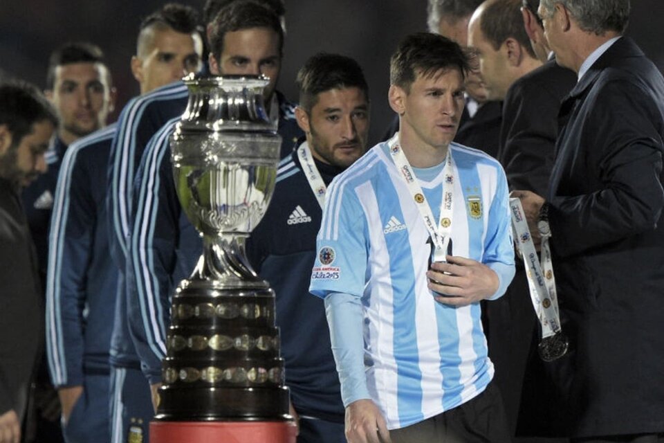 La mirada perdida de Messi, después la caída por penales ante Chile en la Copa de 2015 (Fuente: AFP)