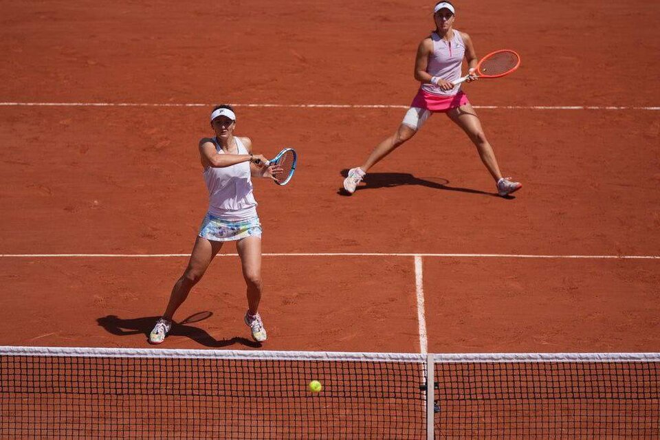 La rumana Begu en la red y la rosarina Podoroska al fondo (Fuente: Prensa Roland Garros)
