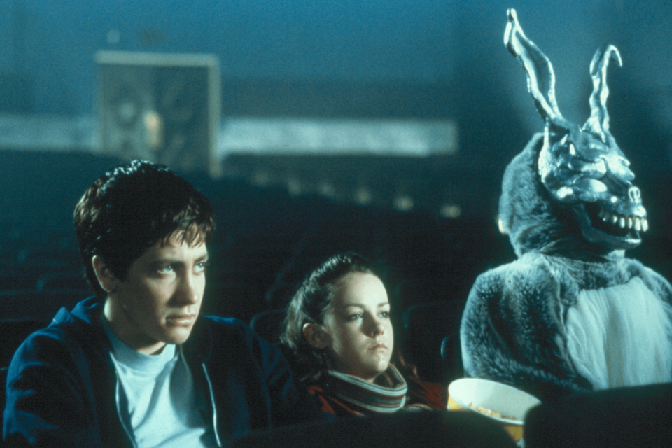 Jake Gyllenhaal, Jena Malone y el conejo en "Donnie Darko" (2001).