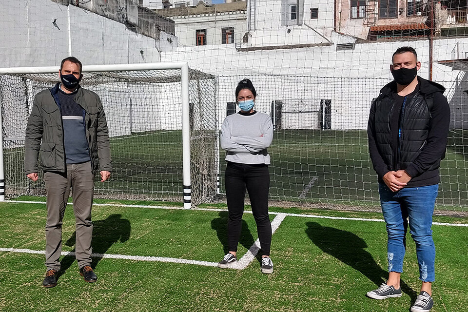 Aviano con dirigentes del fútbol 5 anunciando el acuerdo.