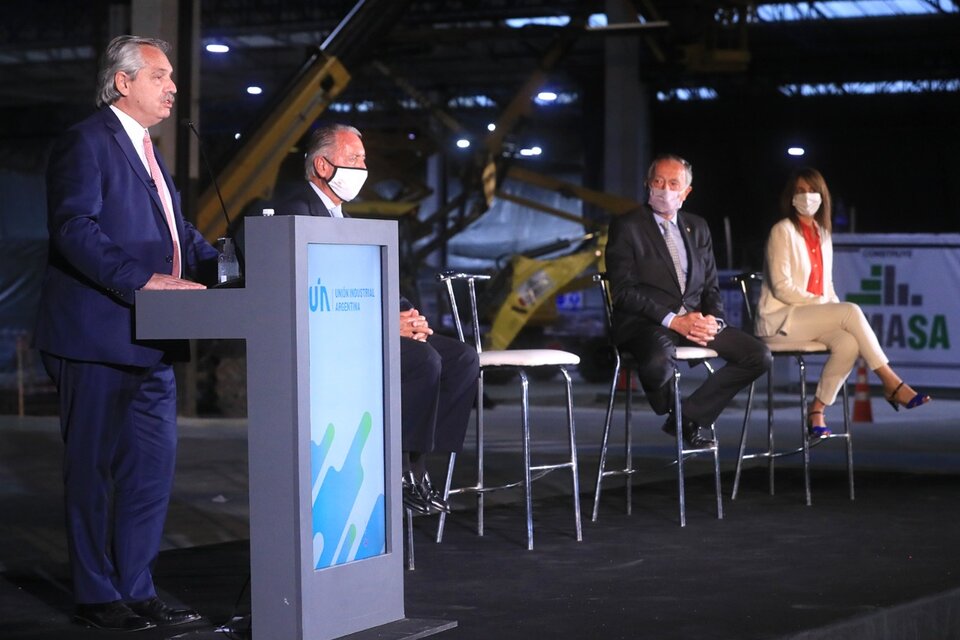El Presidente Fernández, junto a Funes y Acevedo, en el último día de la industria