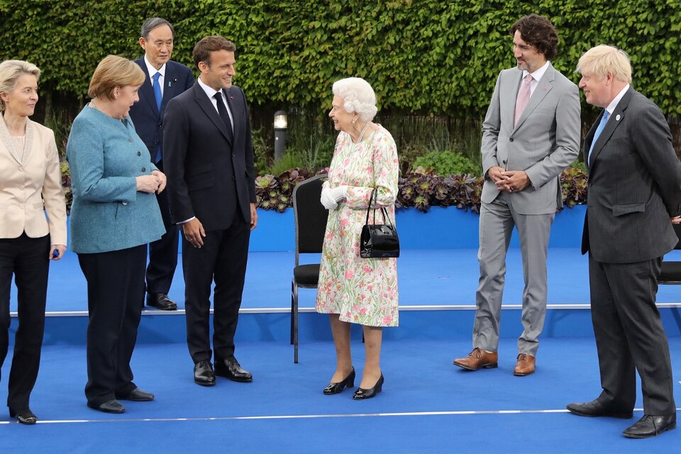 La reina Isabel (centro) recibe a jefes de estado del G7 en Gran Bretaña. (Fuente: AFP)