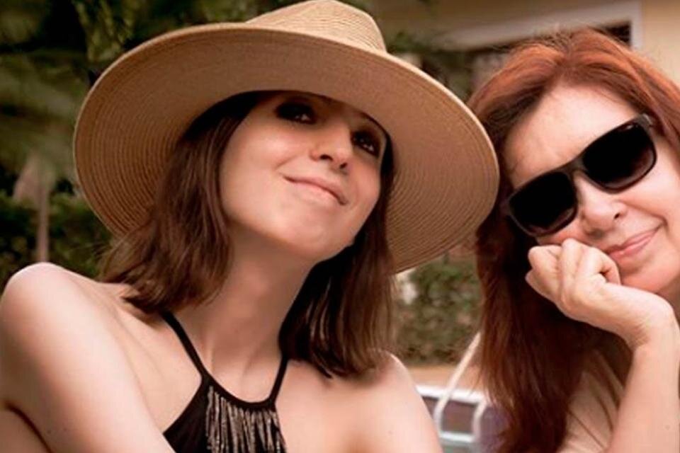 Florencia Kirchner, en una imagen de archivo junto a su madre.  (Fuente: NA)