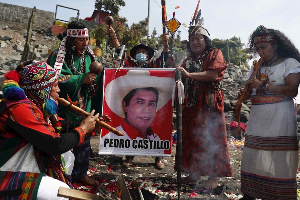 Chamanes realizan un ritual en apoyo a Castillo en el Cerro San Cristóbal de Lima. (Fuente: EFE)