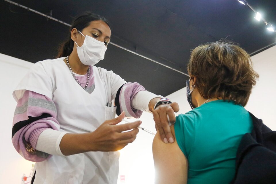 Romina Luengo, vacunadora en Tecnópolis. (Fuente: Leandro Teysseire)