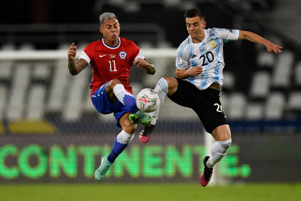 Giovani Lo Celso disputa la pelota con el chileno Eduardo Vargas (Fuente: AFP)