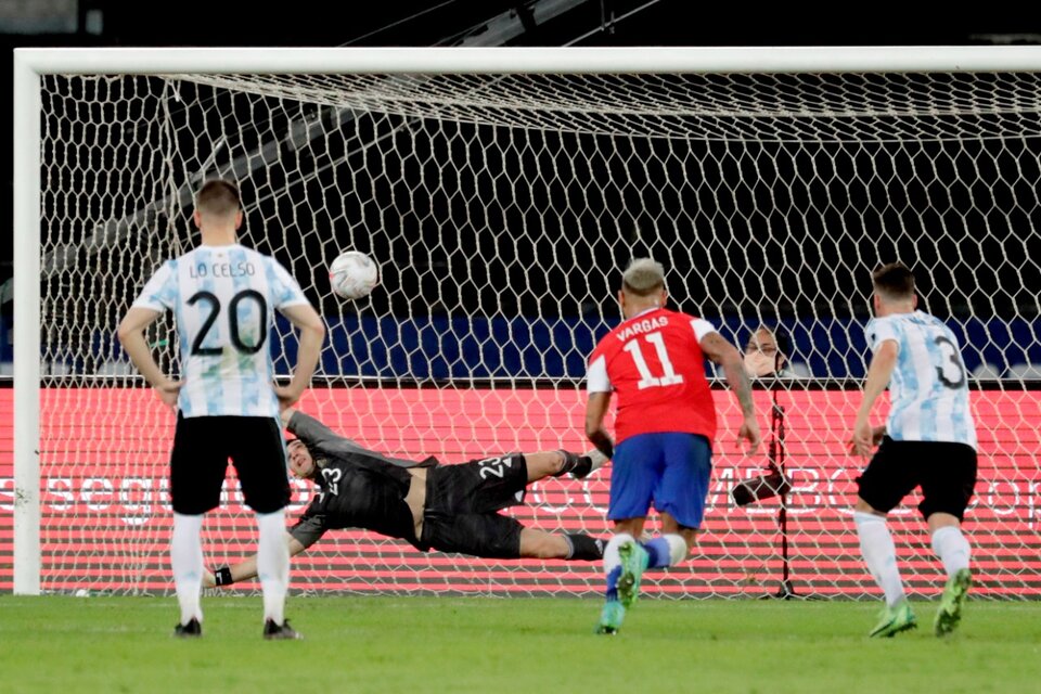 "Dibu" Martínez atajó el penal de Vidal pero no pudo en la segunda (Fuente: EFE)