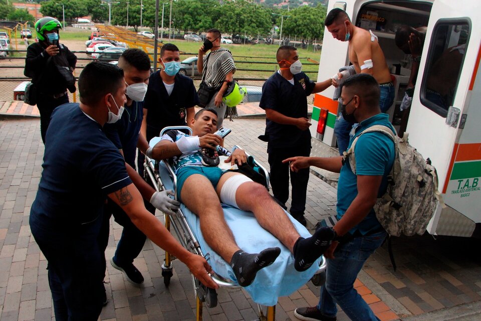 Trabajadores sanitarios trasladan este martes a varios soldados heridos a la Clínica Medical Duarte, tras la explosión de un coche bomba en Cúcuta (Colombia). (Fuente: AFP)
