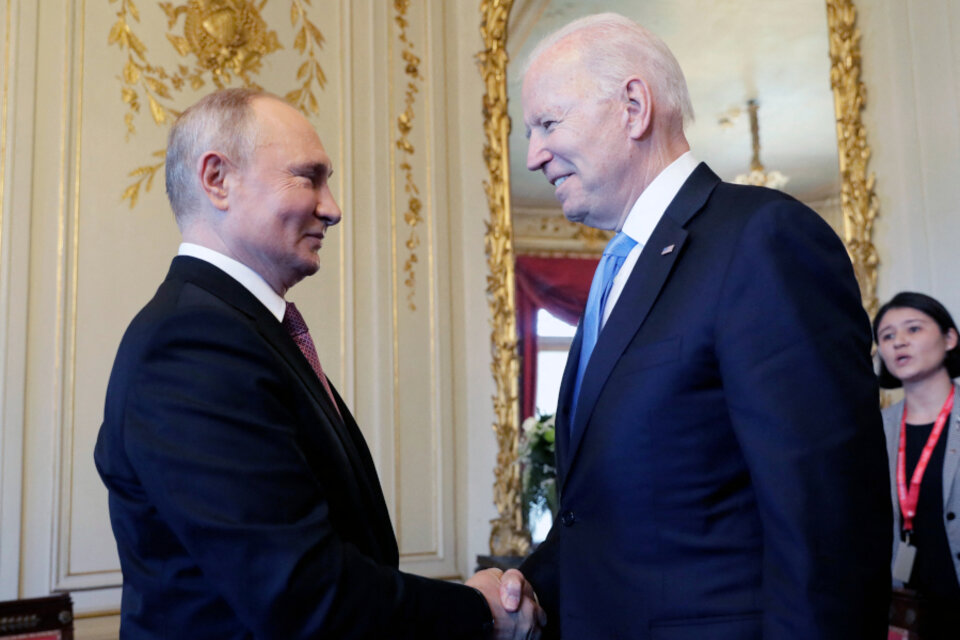 Putin y Biden se dieron la mano antes de comenzar la cumbre. (Fuente: AFP)
