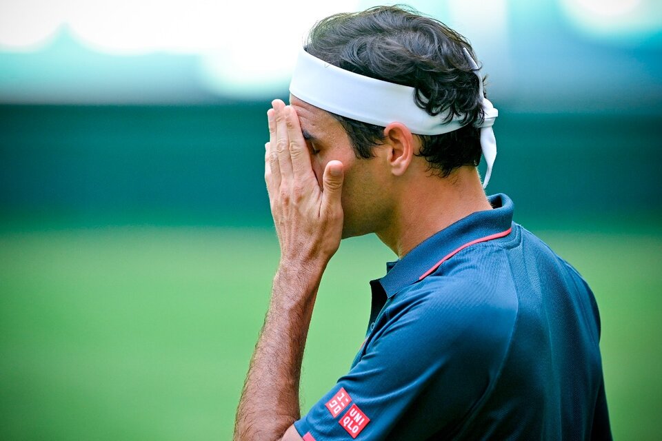 Federer se fue desdibujando con el correr del partido con Auger Aliassime (Fuente: EFE)