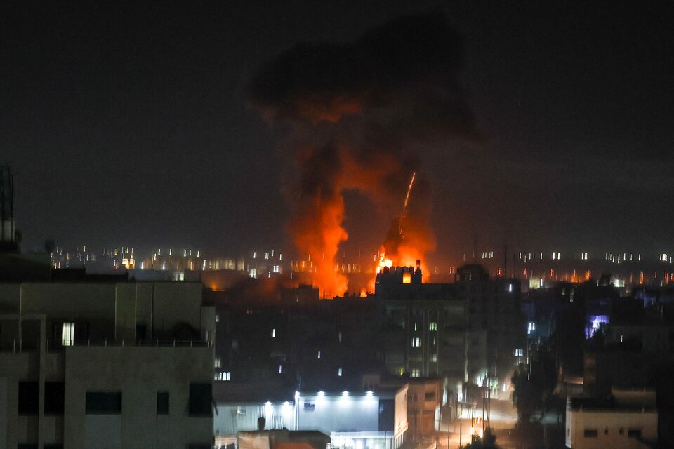 Bombardeo israelí sobre cuidad de Gaza en respuesta a los globos incendiarios. (Fuente: AFP)