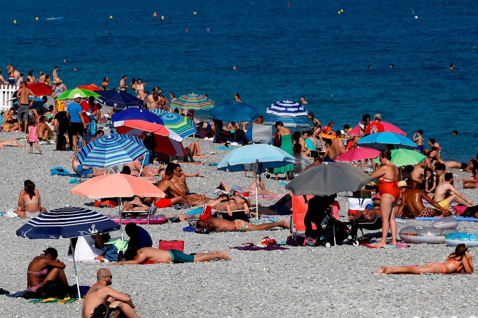 Las playas de Niza se llenaron tras el anuncio de desconfinamiento. (Fuente: EFE)