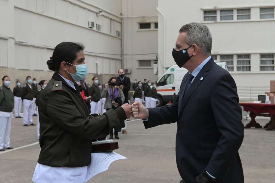 Taeda entregó un reconocimiento a una enfermera del Ejército Argentino