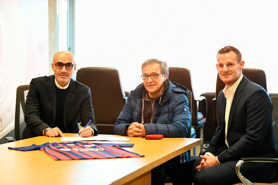 Montero firma su contrato, junto al presidente Horacio Arreceygor y el manager Mauro Cetto (Fuente: Prensa San Lorenzo)