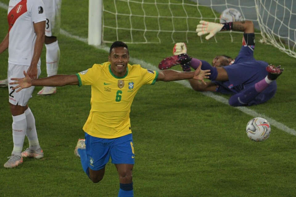 Alex Sandro acaba de convertir el primer gol de Brasil  (Fuente: AFP)