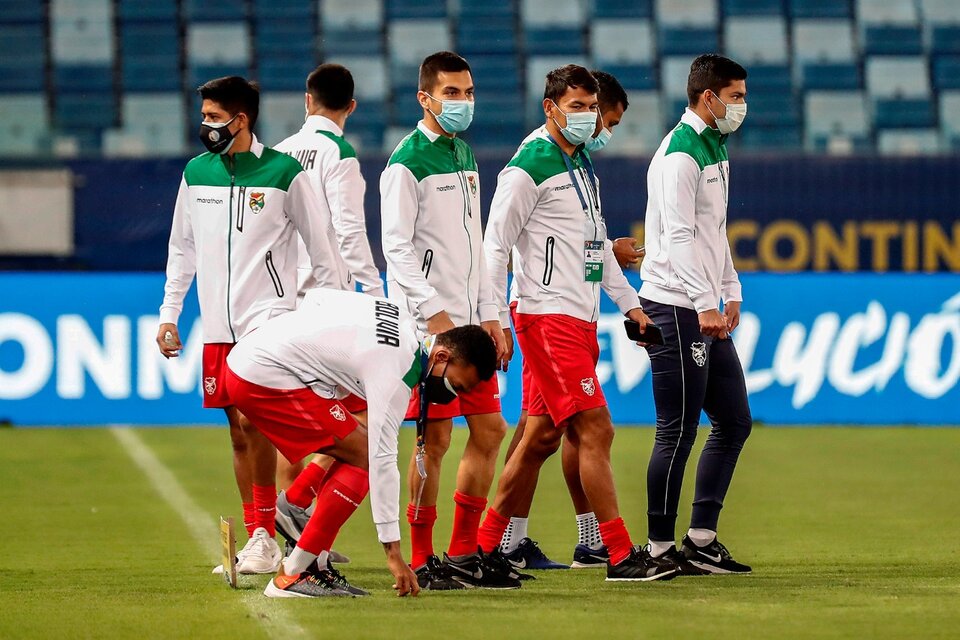 Los jugadores de Bolivia durante el reconocimiento del terreno. (Fuente: EFE)