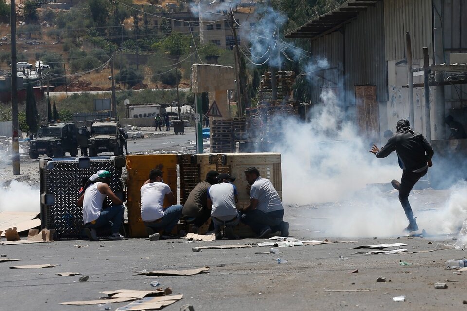 Palestinos enfrentan a policías israelíes cerca de Nablus en Cisjordania. (Fuente: EFE)