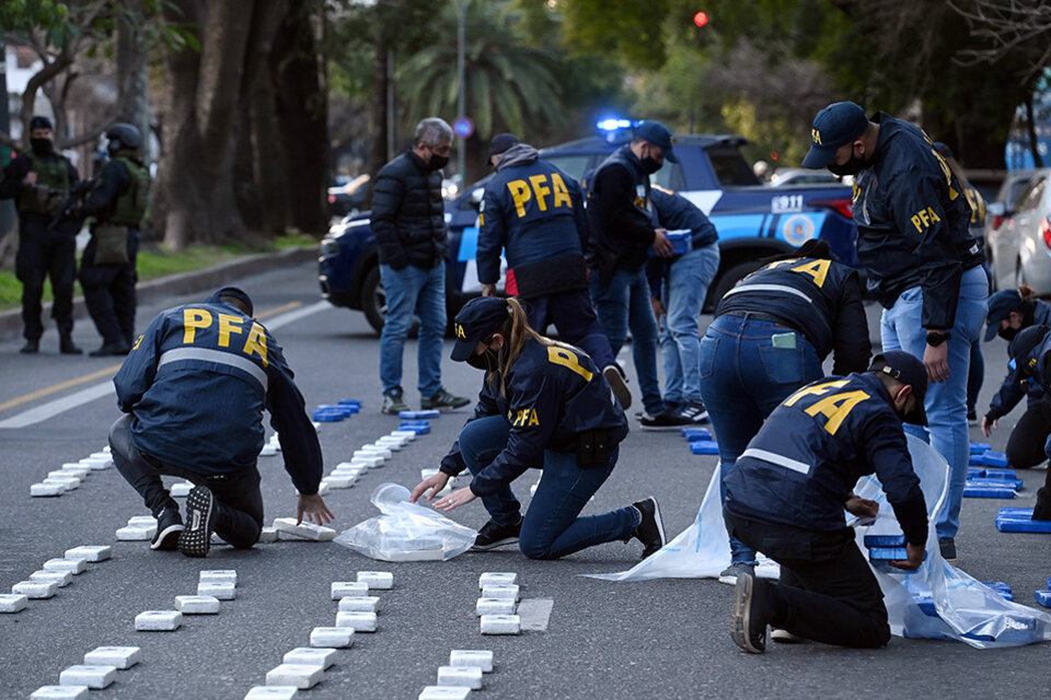 Los panes de cocaína fueron exhibidos en avenida Francia. (Fuente: Sebastián Granata)
