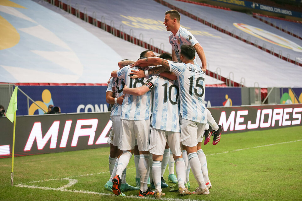 Festejo del gol de la victoria frente a Uruguay. (Fuente: Twitter Selección Argentina)