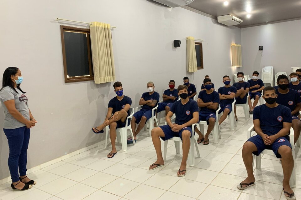 Jugadores del Canaán Esporte Clube escuchan a sus interlocutores con atención. (Fuente: Facebook Canaán Esporte Clube)