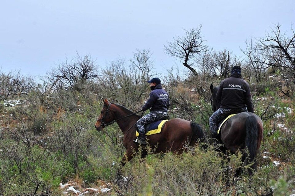 Efectivos policiales rastrillan en busca de la niña en la provincia de San Luis. (Fuente: Télam)
