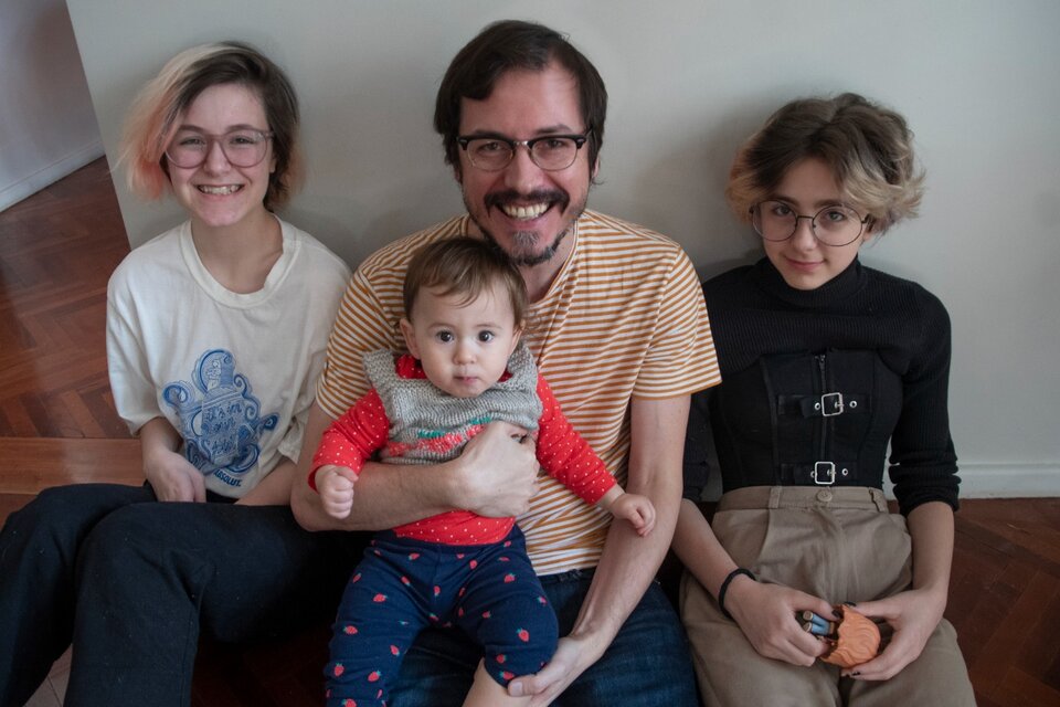 Martín Morazzo y sus hijas Nina, Lupe y Vera (Fuente: Victoria Egurza)