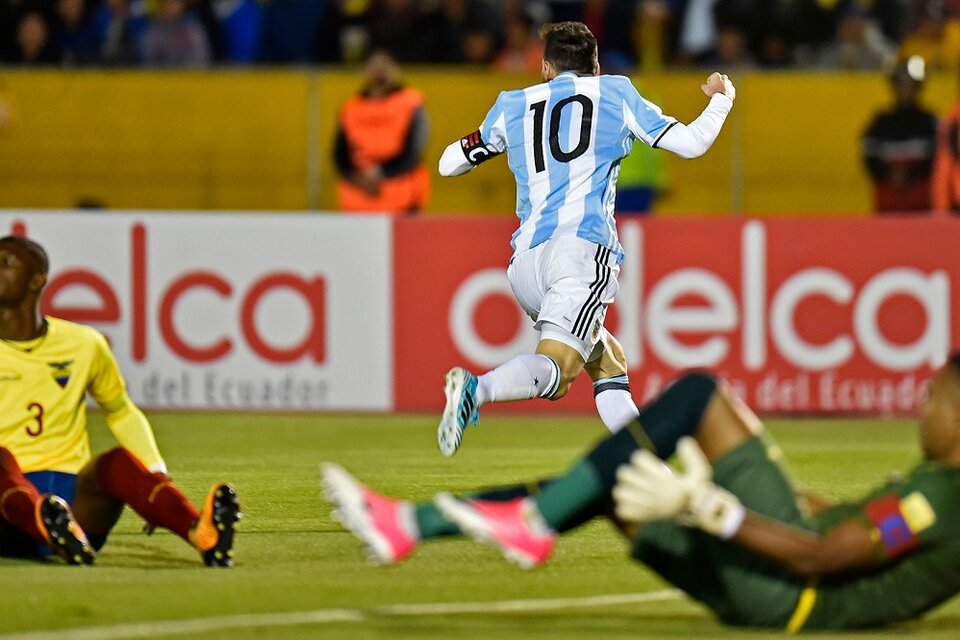 Messi y su triplete ante Ecuador, acaso el partido más importante de los 146 que disputó con Argentina (Fuente: AFP)