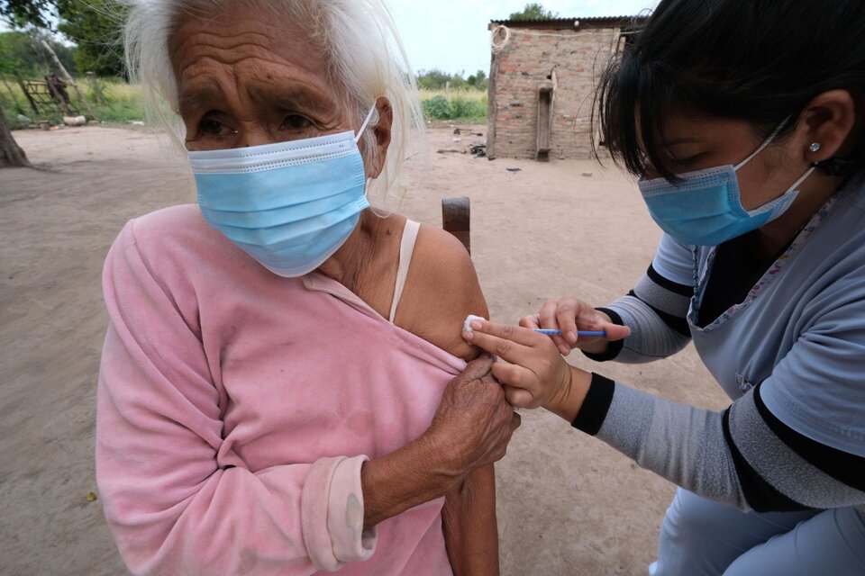 Vacunación en la comunidad qom y moqoit Colonia Aborigen, Chaco, donde ocurrió la masacre de Napalpí. (Fuente: Télam)