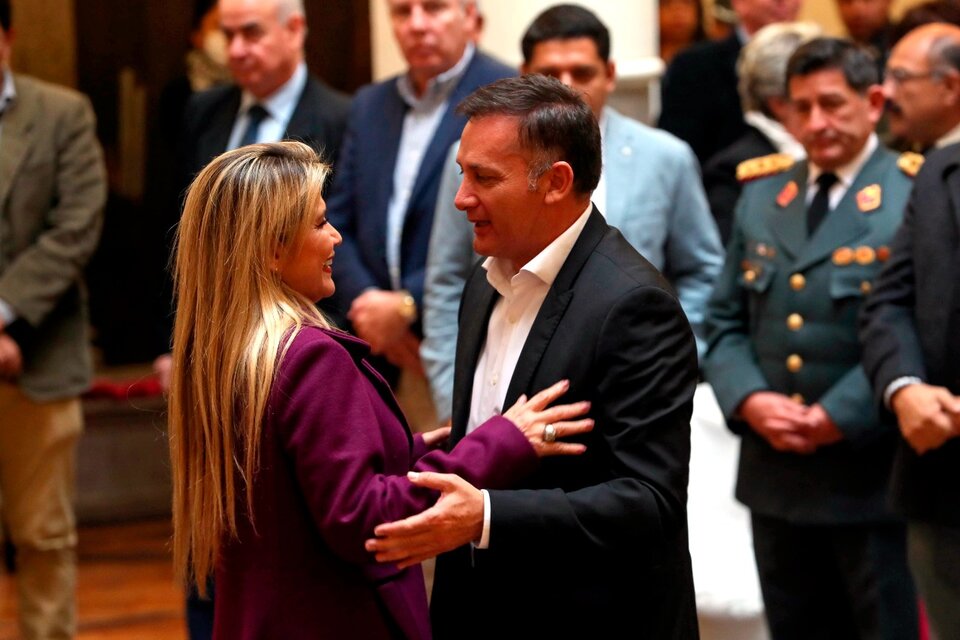 Áñez y el ministro López. (Fuente: EFE)