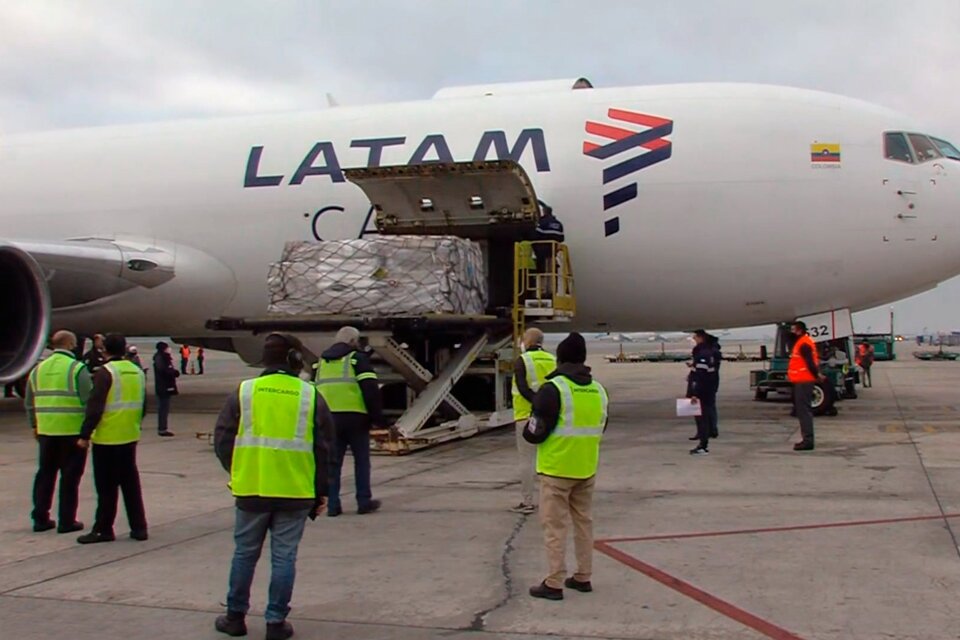 La aeronave de la compañía Latam Cargo Colombia aterrizó en el aeropuerto internacional de Ezeiza a las 10. 