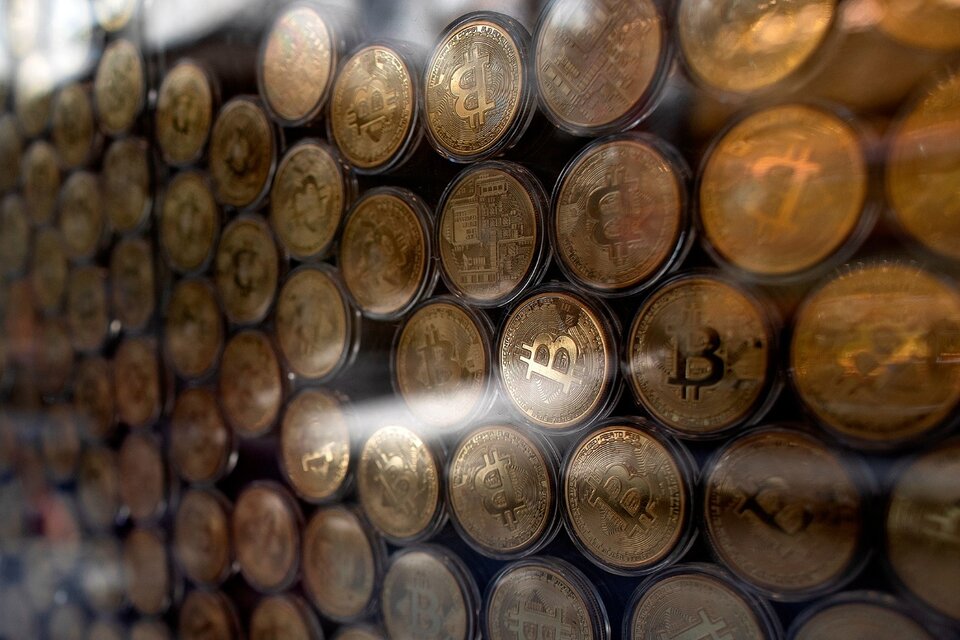 El bitcoin cayó a 32 mil dólares, desde los 65 mil en abril. (Fuente: EFE)