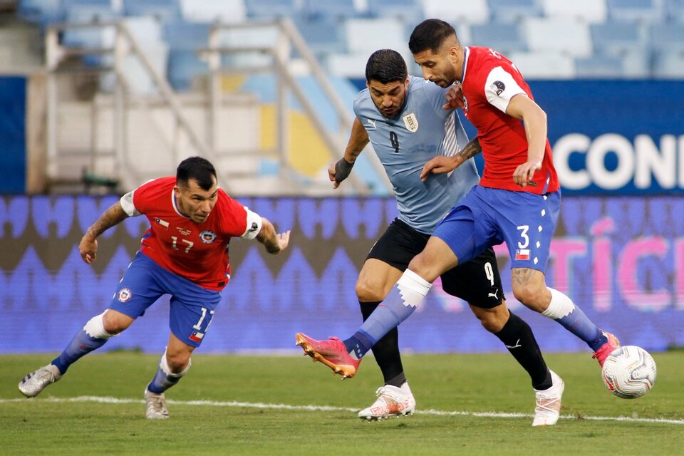 Suárez y Maripán se disputan la pelota (Fuente: AFP)